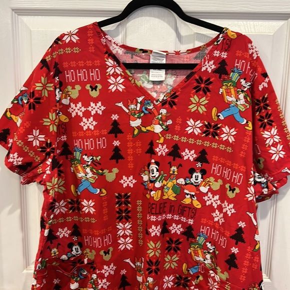 Christmas Scrub Top Disney women’s 2X Mickey Goofy Pluto Donald Daisy - Picture 2 of 12